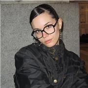 Paciente, responsable, toco la guitarra y puedo enseñarla. Me adapto al ritmo del niño y hago clases amenas.